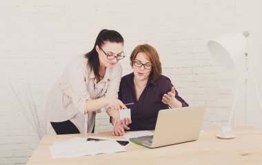 Ekip çalışması. Kadınlar office projesinde tartışmak