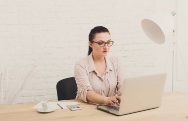 Orta yaşlı iş kadını ofiste