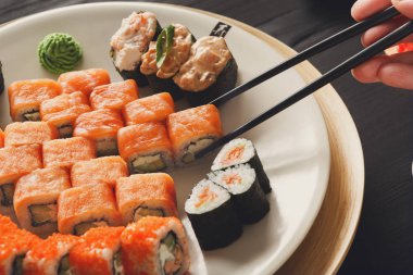 Yemek suşi ve rulo olarak Japon restoranı