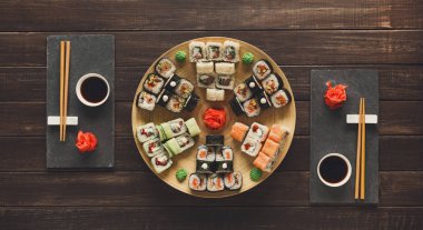 Suşi maki ve siyah rustik ahşap, en iyi görünümü üzerinde rulo