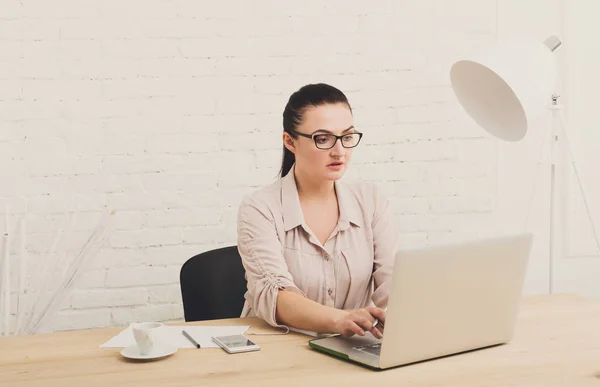 Mujer de mediana edad en el cargo — Foto de Stock