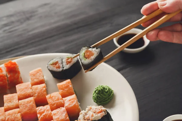 Yemek suşi ve rulo olarak Japon restoranı