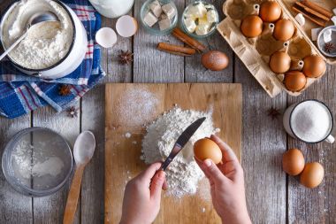 Rustik ahşap zemin üzerine hamur üstten görünüm yapma