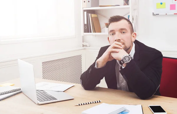 Upprörd frustrerad affärsman på arbetsplats, kontor — Stockfoto