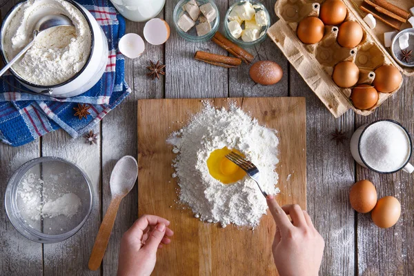 Rustik ahşap zemin üzerine hamur üstten görünüm yapma