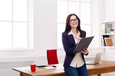 İş kadını ofiste notlar aşağı yazma