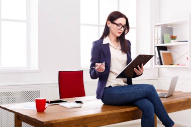 İş kadını ofiste notlar aşağı yazma