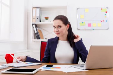 İş kadını okuma belgeyi office masaüstü