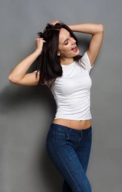 Genç kadın gri studio arka plan poz