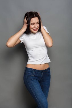 karışık kadın eline kafaya koyar..