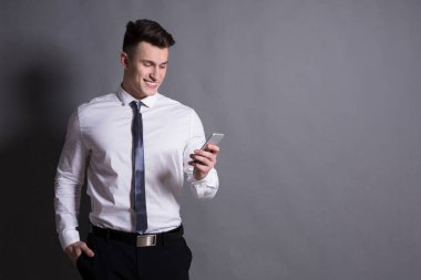 Kendine güvenen işadamı holding cep telefonu.