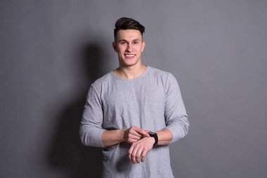 Yakışıklı genç adam el seyretmek zaman kontrol