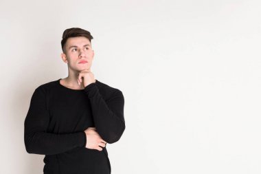 Dalgın genç adam stüdyo portre, çocuk stili