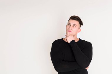 Dalgın genç adam stüdyo portre, çocuk stili