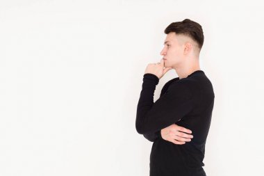 Dalgın genç adam stüdyo portre, çocuk stili