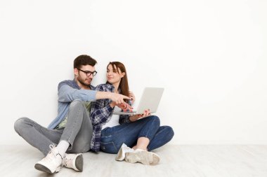 Rahat çift laptop ile çalışma, stüdyo vurdu