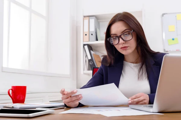 Geschäftsfrau liest Dokument am Schreibtisch im Büro — Stockfoto