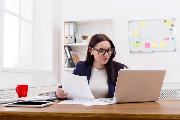 Mulher de negócios ler documento no desktop do escritório — Fotografia de Stock