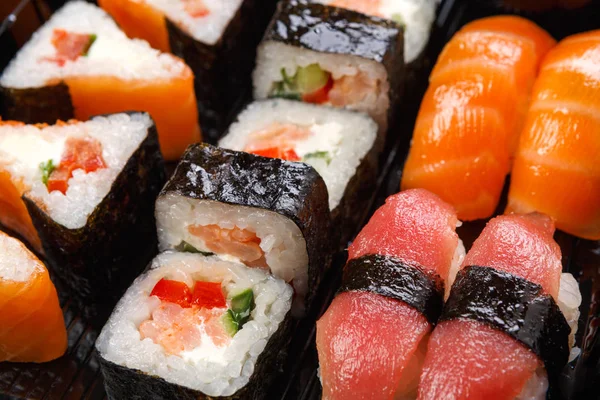 Zestaw sushi maki i rolkach zbliżenie w polu stanie — Zdjęcie stockowe