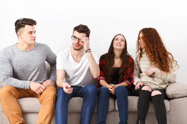 Jóvenes amigos felices, gente informal sentada en el sofá — Foto de Stock