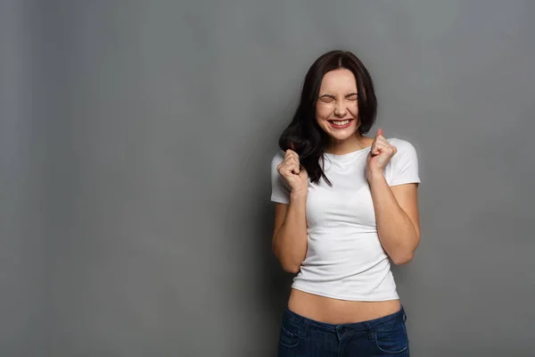 Chica feliz posando a la cámara y gritando — Foto de Stock