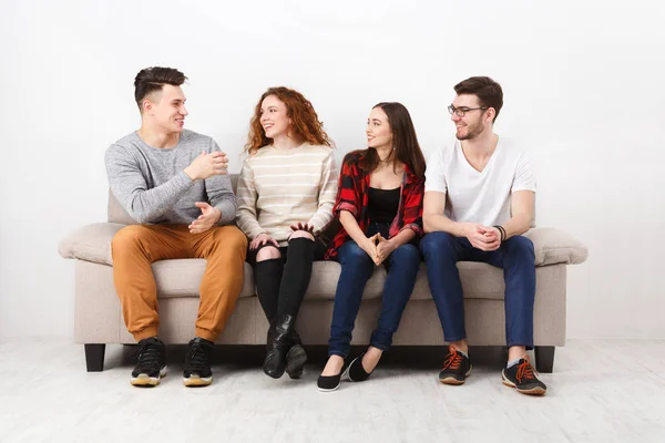 Jóvenes amigos felices, gente informal sentada en el sofá —  Fotos de Stock