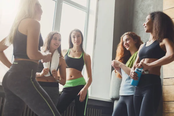 Raparigas em sportswear conversando antes da aula de dança — Fotografia de Stock