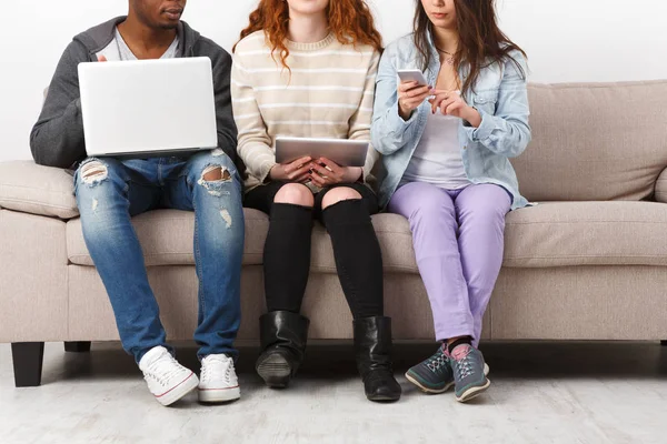 Genç insanlar istimal alet, öğrenciler, teknoloji