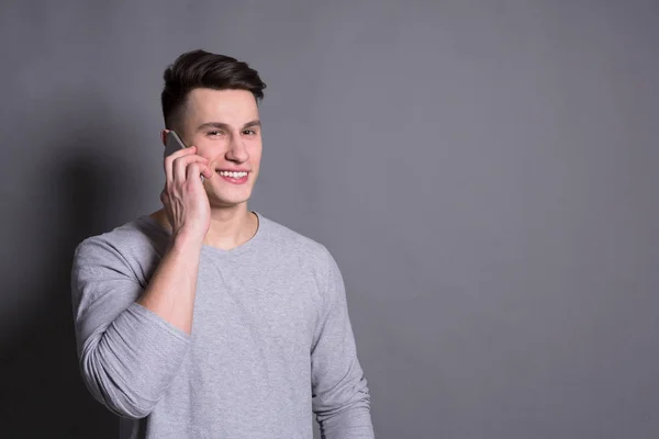 Joven hombre guapo hablando por teléfono. —  Fotos de Stock