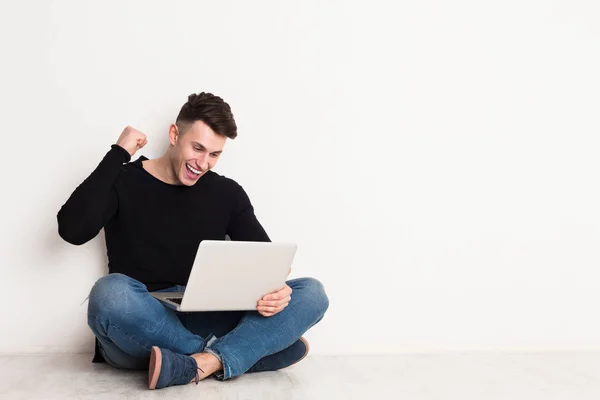 Succesvolle man freelancer in casual met laptop — Stockfoto