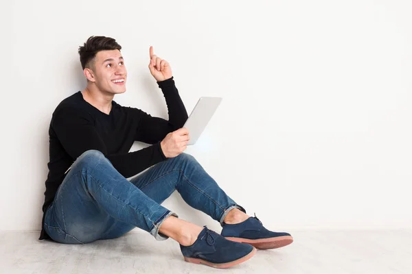 Estudiante masculino estudio en línea, sentarse con el ordenador portátil, apuntando hacia arriba — Foto de Stock