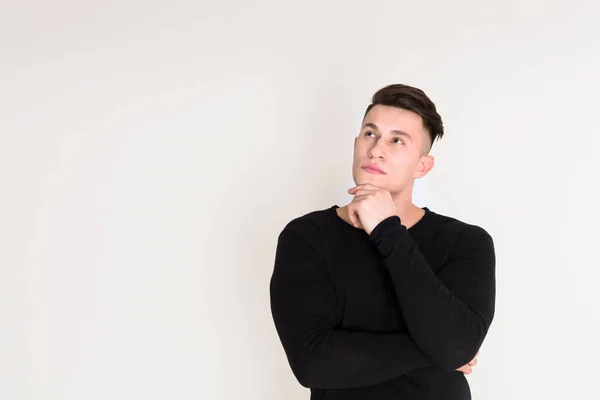 Hombre joven pensativo estudio retrato, estilo chico —  Fotos de Stock