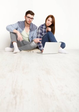 Çift, ev iç eser tartışıyor