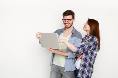 Stüdyo rahat çift, alışveriş online laptop ile vurdu