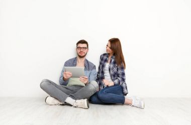 Rahat çift tablet ile çalışma, stüdyo vurdu