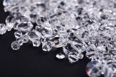 Siyah arka plan üzerine güzel elmas