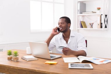 Genç işadamı çağrı cep telefonu modern beyaz ofis siyah
