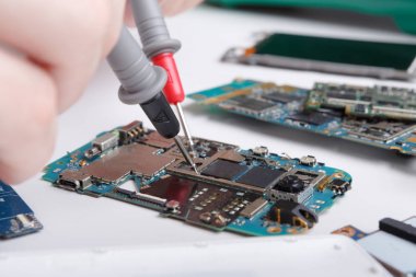 Smartphone multimetre ile tamir yakın çekim