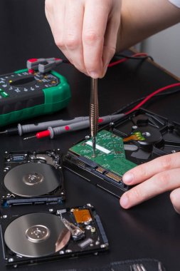 Sabit disk sürücü sökülmesi yakın çekim