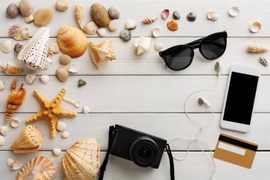 Tatil arka plan beyaz Wood, smartphone üzerinde alışveriş online