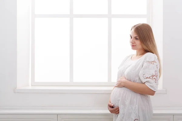 Wanita hamil yang sedang bermimpi tentang anak — Stok Foto