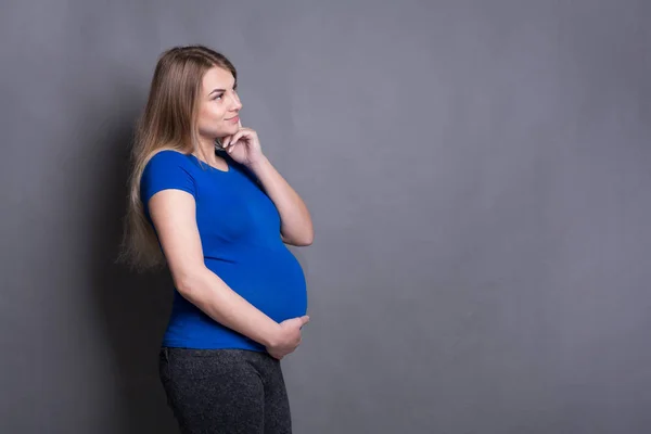 Donna incinta pensierosa che sogna il bambino — Foto Stock