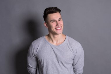 Mutlu yüz ifadesi ile memnun genç adam