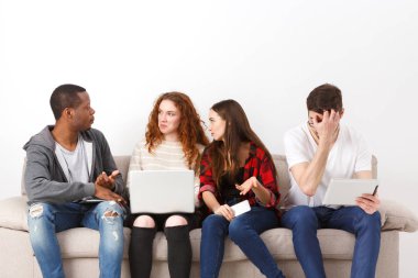 Çeşitli genç öğrenciler evde sınavına hazırlık