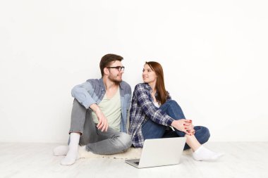 Çift, ev iç eser tartışıyor