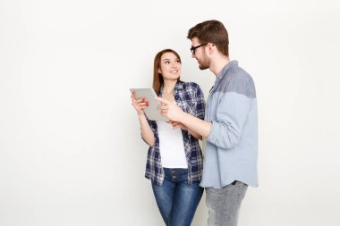 Rahat çift tablet ile çalışma, stüdyo vurdu