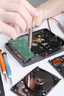 Sabit disk sürücü sökülmesi yakın çekim