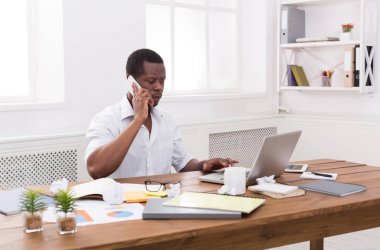Genç işadamı çağrı cep telefonu modern beyaz ofis siyah