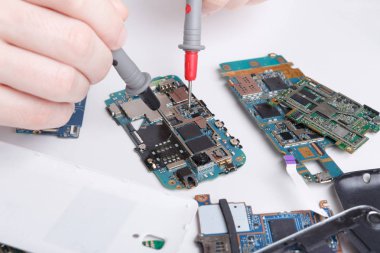 Smartphone multimetre ile tamir yakın çekim