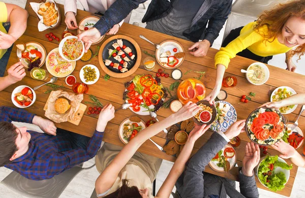 As pessoas comem refeições saudáveis no jantar de mesa servido — Fotografia de Stock